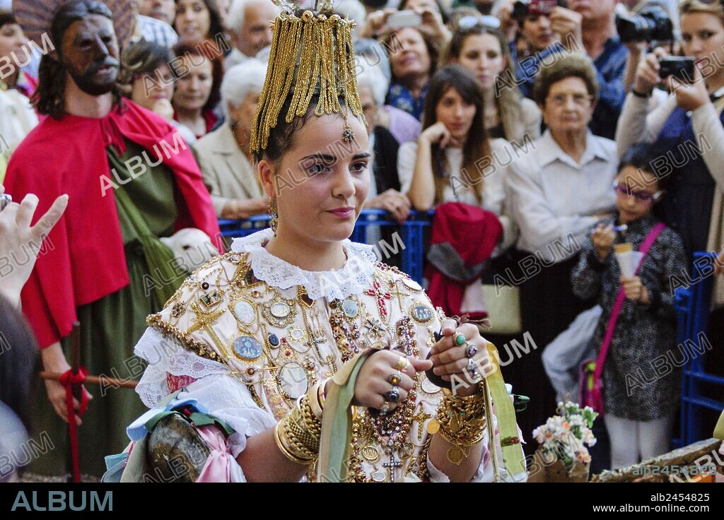 baile de las Aguilas y de Sant Joan Pelos, baile medieval originario de cataluña y el pais valenciano, procesion del Corpus, Pollença. Mallorca. Islas Baleares. Spain.