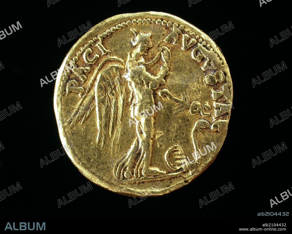 NUMISMATICA. MONEDA IMPERIO ROMANO. AUREO DE ORO, DE CLAUDIO. REVERSO. NEMESIS MARCHANDO A LA DERECHA, APUNTANDO CON UN CADUCEO A UNA SERPIENTE DELANTE DE EL. 41-52 D.C. (DEPOSITO: MUSEO ARQUEOLOGICO NACIONAL).