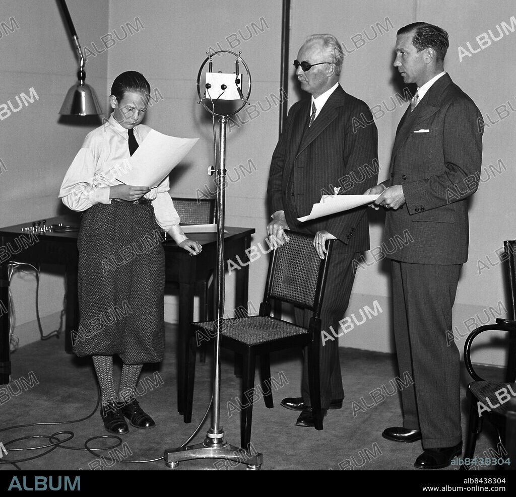ARKIV 1930 . Uppfinnaren, ingenjör Gustaf Dalén tillsammans med kronprins Gustaf Adolf och en okänd ynglig vid en radioinspelning.. Gustaf Dahlén (1869-1937) skapade den sk Aga-fyren för vilket han fick nobelpriset 1912.. Gustaf Dalén, Swedish industrialist och inventor, Nobel prize winner in 1912. Picture shows him (in tne middle) during a radio transmission.. Foto: TT / Kod 1900.