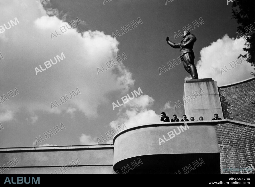 Colony, statue of benito mussolini, turin, piemonte, italy 1930.