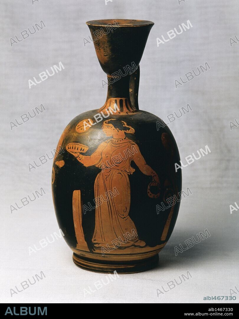 MAGNA GRECIA. ITALIA. Siglo IV a. C. LEKYTHOS. Vasija de cuello estrecho empleada para guardar los aceites o perfumes empleados en las ceremonias religiosas. Cerámica de figuras rojas. LEKHYTOS aribalesco con la representación de una mujer con pastel votivo y pandero dirigiéndose al altar. Procede de Taranto, Italia. Museo del Perfume. Barcelona. Cataluña.
