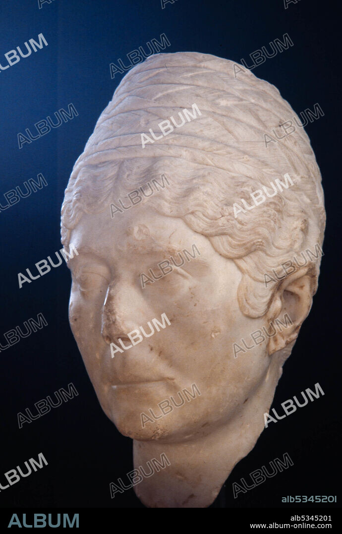 Dama desconocida, probablemente un retrato póstumo, procedente del área residencial de Tarraco. Mármol de Luni-Carrara, 33 x 19 x 26,5 cm. Museu Nacional Arqueològic de Tarragona (MNAT).