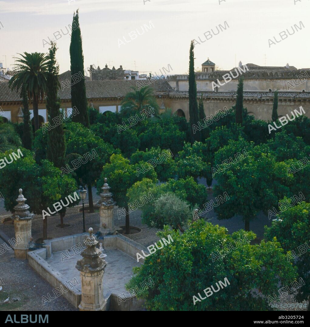 MEZQUITA DE CORDOBA. VISTA DEL PATIO DE LOS NARANJOS Y LA FUENTE.  CORDOBA, ESPAÑA.