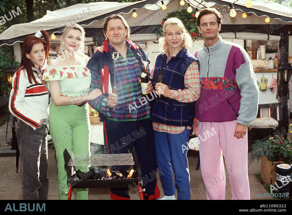 The campers Hajo (MICHAEL BRANDNER, M.), his wife Heidi (SABINE KAACK, 2nd from right) and their daughter Nicole (WOLKE HGENBARTH, l.) as well as the engaged couple Dieter (HEINRICH SCHAFMEISTER, r.) and Roswitha (KATHARINA SCHUBERT, 2nd from left) spend their free time at the campsite. They are friends, but some of the other's peculiarities cause annoyance. The long-awaited barbecue evening is cancelled... Director: Ulli Baumann aka. The barbecue evening / Title: THE CAMPERS / BRD 1997.