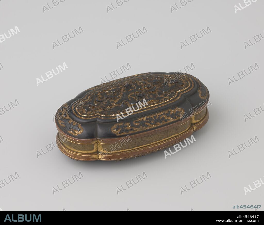 Suassa tobacco box, Oval, double-corrugated tobacco box with hinged lid, black and copper colored. Cartouches with plant and flower motifs on the edge of the lid and bottom, black on copper color. On the lid and on the bottom: large cartouche with Asian landscape: flowering trees with birds, houses and a figure in a boat with waving vanes, Tonkin, Dutch East India Company, 1700 - 1800, metal, gilding (material), gilding, h 3.8 cm × w 12.1 cm × d 6.4 cm × w 238 gr.