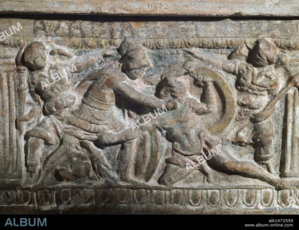 ARTE ETRUSCO. Urna de procedencia desconocida, con la representación de la LUCHA ENTRE ETEOCLES Y POLINICES, HIJOS DE EDIPO, POR EL TRONO DE TEBAS. Siglos IV-III aC. Detalle. Museu d'Arqueologia de Catalunya. Barcelona.