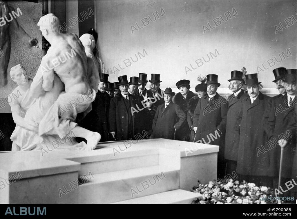 11 noviembre 1915. En el panteón de Hombres Ilustres. La viuda e Hijos del insigne hombre público D. José Canalejas con las Comisiones Oficiales e Invitados al Descubrimiento, Verificado Ayer, del admirable Mausoleo, obra de Benlliure.