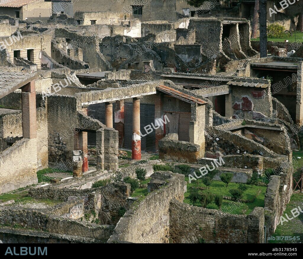 HERCULANO. Ruinas de las viviendas romanas de la antigua ciudad que en el año 79 d. C. fue cubierta por la lava del Vesubio. Región de la Campania. Italia.