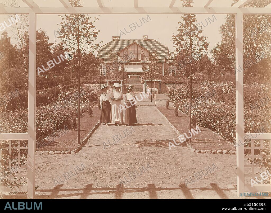Anton Joachim Christian Bruhn, private house of the Terfloth family in Metzendorf/ Hittfeld, collodion paper matt, black and white positive process, image size: height: 16.70 cm; width: 22.50 cm, label: on the back of the box: typewriter font: crossed out: school, above it handwritten: private] house of Terfloth, handwritten in lead added: in, Metzendorf, Bh. Hitfeld, typewriter font: Photo of Bruhn, artistic photography, reporting photography, country house, villa, cottage, garden path, group portrait, facade ,house, building, woman, headgear.
