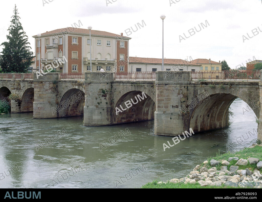 NACIMIENTO DEL CANAL(HERRERA DE PISUERGA)PRIMER PUENTE.