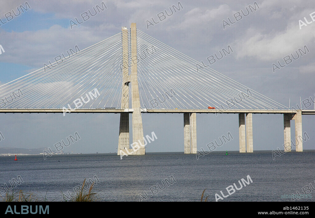 PORTUGAL. LISBOA. Vista del PUENTE VASCO DE GAMA construido para la Exposición Universal de Lisboa de 1998 sobre el RIO TAJO.