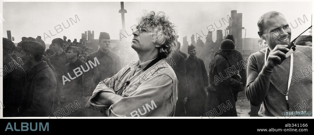 JEAN-JACQUES ANNAUD in ENEMY AT THE GATES, 2001, directed by JEAN-JACQUES ANNAUD. Copyright TRI STAR PICTURES.
