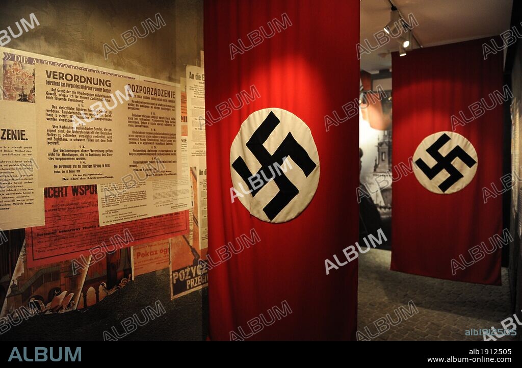 MUSEO DE LA FABRICA DE OSCAR SCHINDLER. BANDERAS DE LA ALEMANIA NAZI (1933-1945). Originalmente utilizada como estandarte del Partido Nacional Obrero Alemán. A partir de 1933 con la llegada de Hitler al poder como canciller, se convirtió en la bandera cooficianl junto la bandera del antiguo imperio alemán. Cracovia. Polonia. Europa.