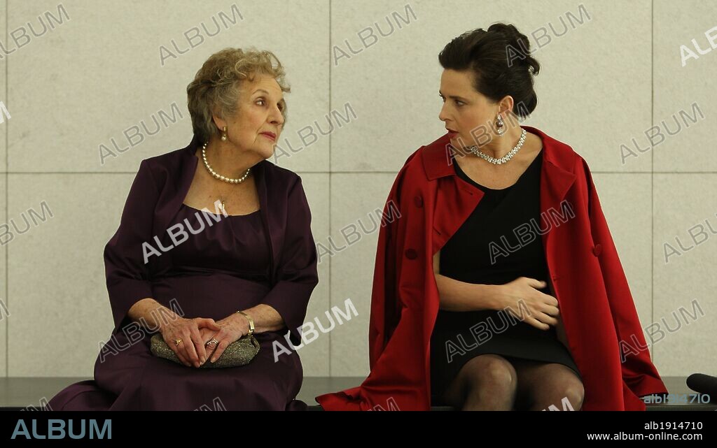 DOREEN MANTLE et ISABELLA ROSSELLINI dans LATE BLOOMERS, 2011, réalisé par JULIE GAVRAS. Copyright GAUMONT.
