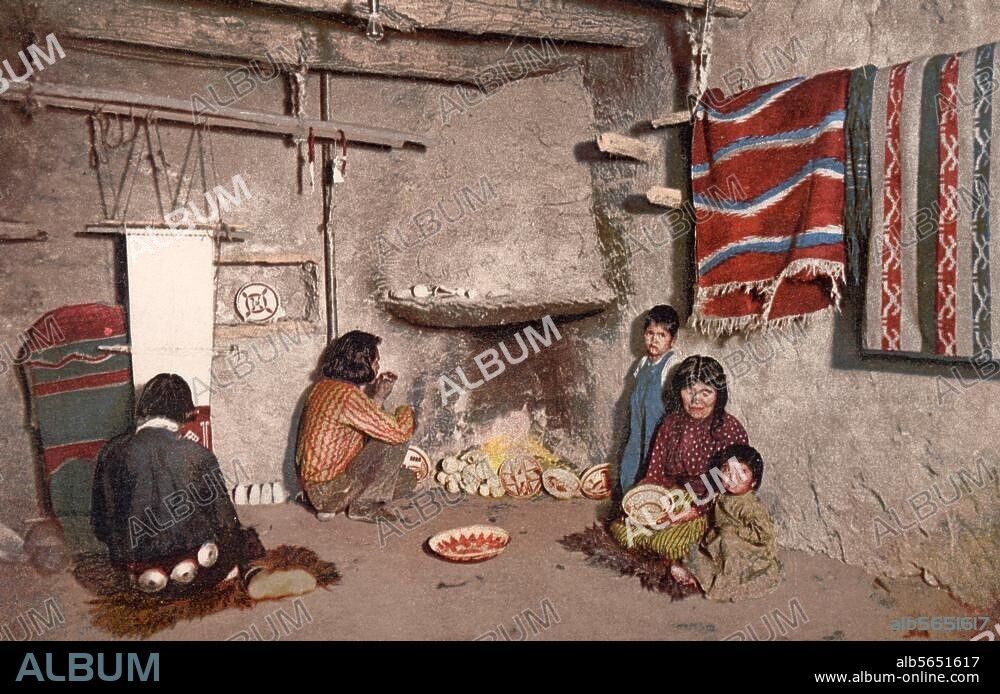 Völkerkunde:. Amerika. Hopi- (Moqui-) Indianer: Wohnraum in einem Pueblo im Grand Canyon (Arizona). Foto, koloriert, um 1905.