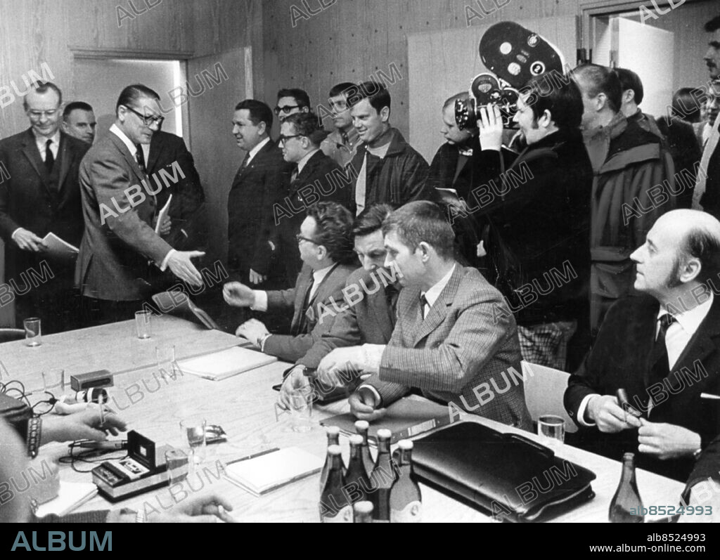 KIRUNA 1970-01-07. Disponent Torsten Göransson skakar hand med ombudsman Anders Stendalen. Bakom honom företagets förhandlingschef, Hans Nordmark. I tur och ordning att hälsa står strejkledningens Roland Svensson, Einar Thoresen och Hilding Lindström. Gruvarbetarna på LKAB i Kiruna demonstrerar för bättre arbetsvillkor. Foto: Rolf Ericson / DN / TT / Kod: 17. ** SvD OUT **.