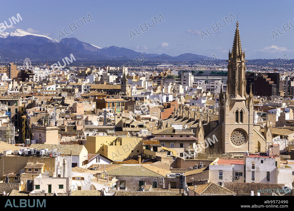 iglesia gotica de Santa Eulàlia, siglos XIV-XIX desde la Catedral de Mallorca , siglo XIII, Monumento Histórico-artístico, Palma, mallorca, islas baleares, españa, europa.