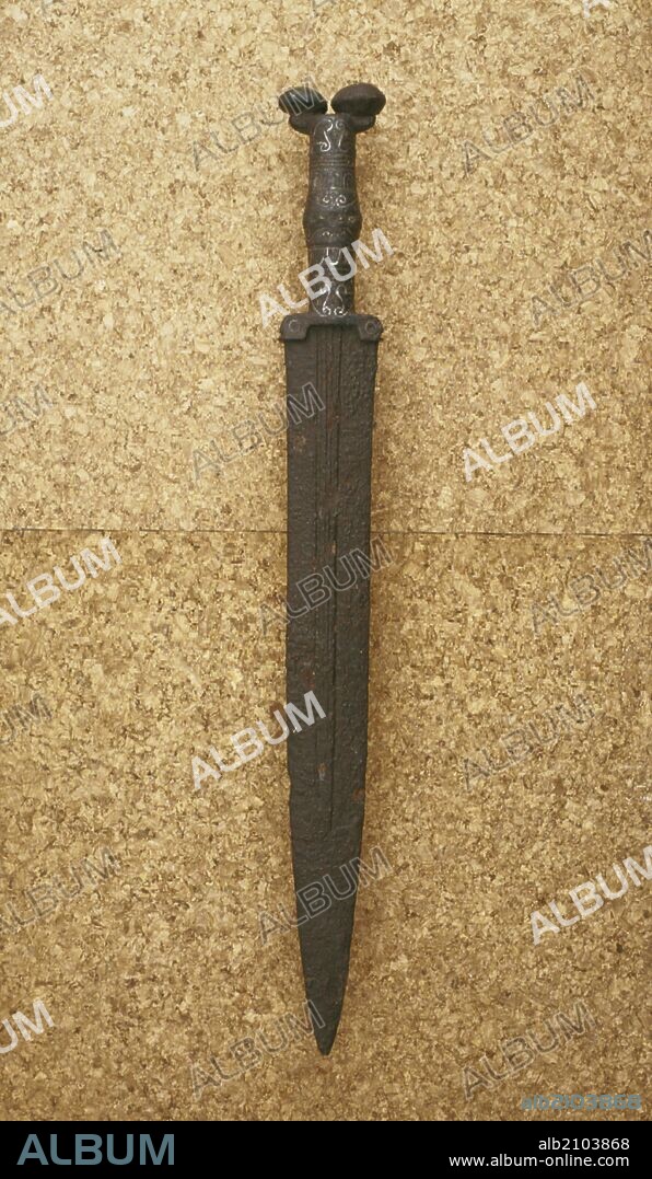 ESPADA DE ANTENAS DE LA NECROPOLIS DE LA OSERA. HIERRO AJUAR. (DEPOSITO: MUSEO ARQUEOLOGICO NACIONAL).