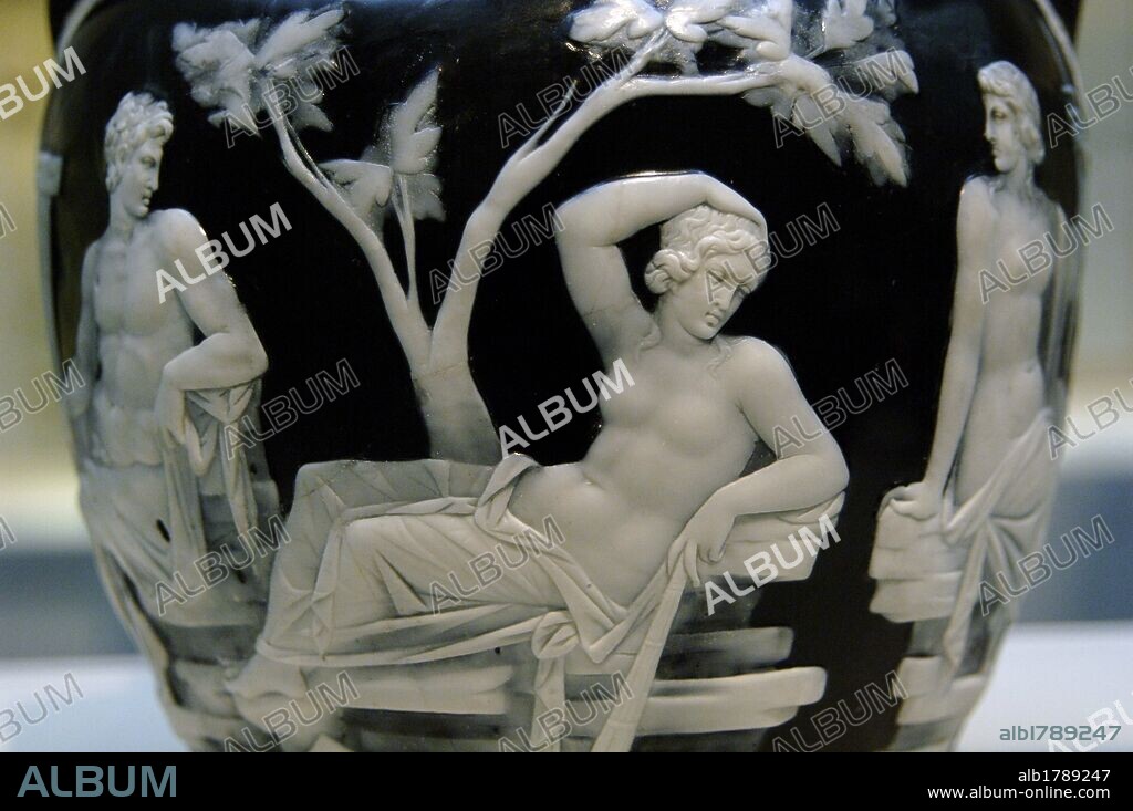 ARTE ROMANO. ITALIA. S. I. d. C. VASO PORTLAND. Vaso realizado en pasta de vidrio entre los años 20-100 d. C. Es de cuerpo globular y cuello estrecho con dos asas y está decorada con representaciones de escenas mitológicas de amor o matrimonio. Según diversas interpretaciones, puede que las figuras principales representen al héroe PELEO y la ninfa del mar TETIS de cuya unión nació Aquiles. Detalle de la POSIBLE TETIS. Museo Británico. Londres. Inglaterra. Reino Unido.