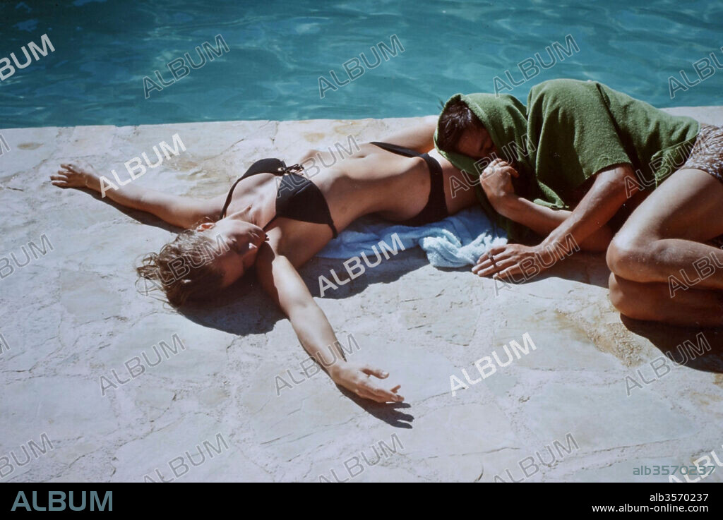 ALAIN DELON y ROMY SCHNEIDER en LA PISCINA, 1969 (LA PISCINE), dirigida por JACQUES DERAY. Copyright S.N.C/TRITONE.