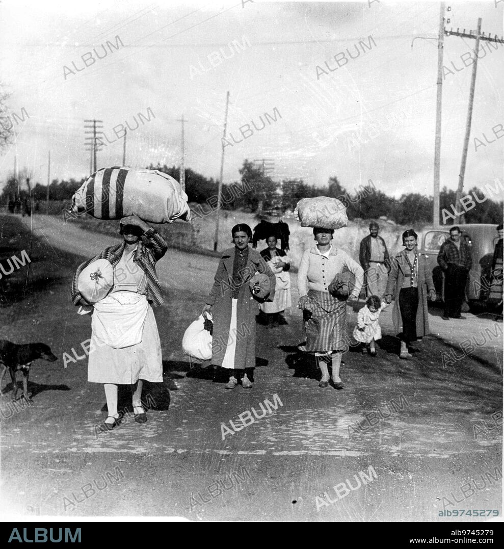 Montoro (Córdoba), 05/01/1937.  Tras la conquista de Montoro por los nacionales, mujeres que huyeron del pueblo regresan a sus hogares.