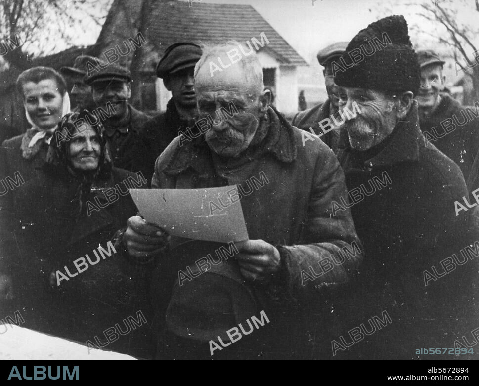 2. Weltkrieg / Vormarsch der Roten Armee in Polen: Bodenreform, Enteignung von Großgrundbesitz, in den von deutschen Truppen geräumten Gebieten, Dezember 1944. Bauer mit Urkunde, die ihm Boden aus den Ländereien des Grafen Potozki überträgt. Foto.
