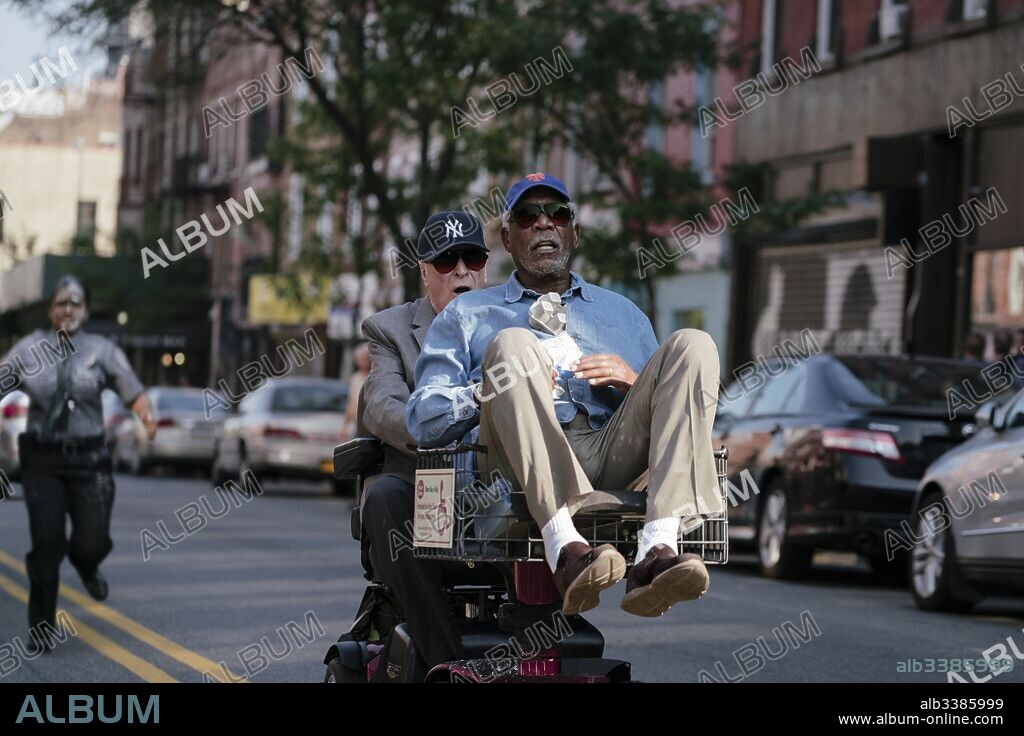 MICHAEL CAINE y MORGAN FREEMAN en UN GOLPE CON ESTILO, 2017 (GOING IN STYLE), dirigida por ZACH BRAFF. Copyright MGM/NEW LINE CINEMA/VILLAGE ROADSHOW PIC/WARNER BROS.