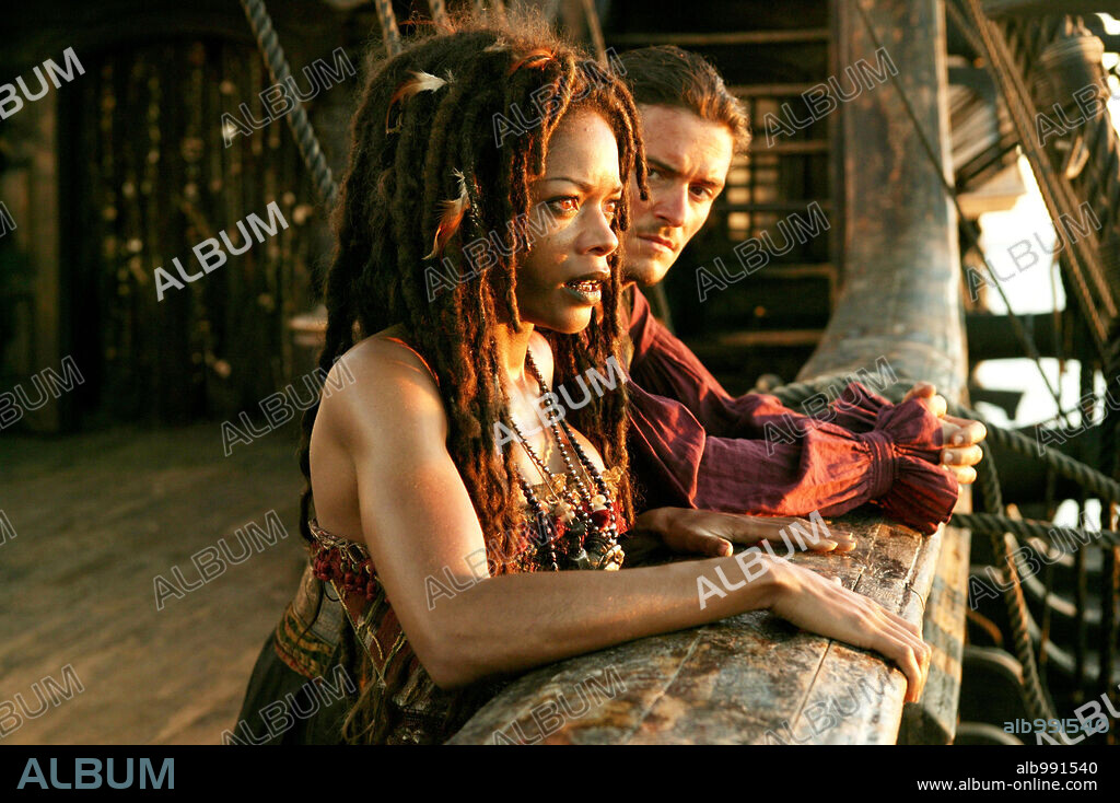 NAOMIE HARRIS und ORLANDO BLOOM in PIRATES OF THE CARIBBEAN: AT WORLDS END, 2007, unter der Regie von GORE VERBINSKI. Copyright WALT DISNEY PICTURES / MOUNTAIN, PETER.