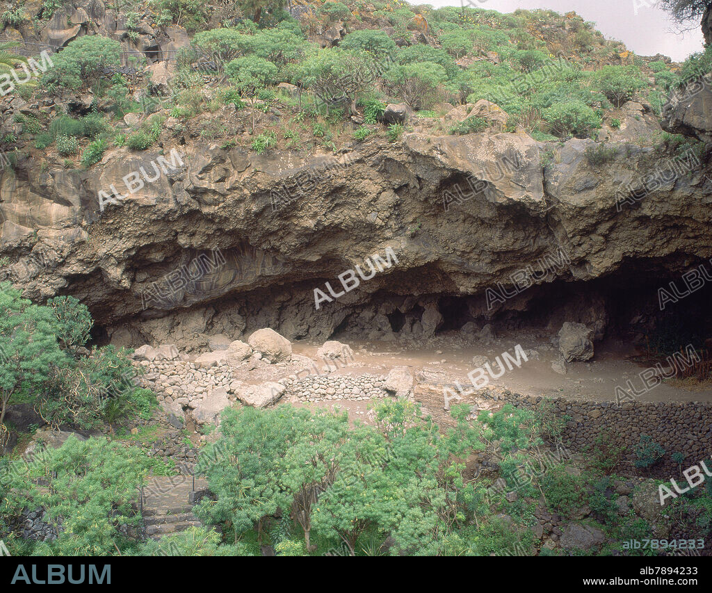 CUEVA DE BELMACO-PRIMER HALLAZGO PREHISTORICO DE LA ISLA-VIVIENDA DE LOS REYES GUANCHES-DESC 1752 - FOTO AÑOS 90.