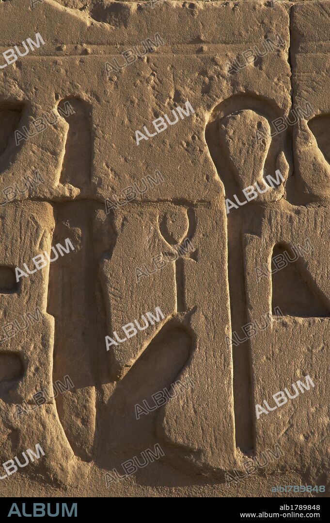 ARTE EGIPCIO. EGIPTO. Relieve con la representación de MAAT, diosa de la sabiduría, la justicia y la verdad. Aparece siempre en la balanza del juicio, para equilibrar el peso de las almas. IMPERIO NUEVO. TEMPLO DE KARNAK. Noroeste de Luxor.