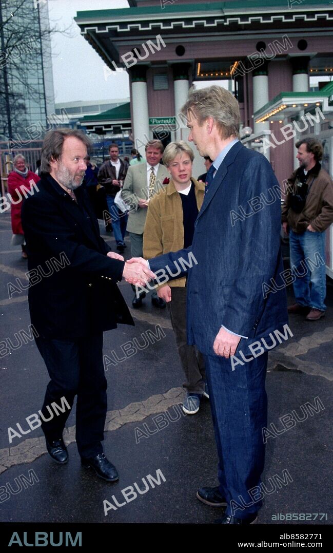 Göteborg - april 1996 - Liseberg öppnar för säsongen - Benny Andersson och Björn Ulvaeus mottar Lisebergsapplåden - här hälsar Björn på Lisdebergs Pelle Johannisson -. *** Local Caption *** Krep Blad 1996-04342. BROR AUGUSTSSON.