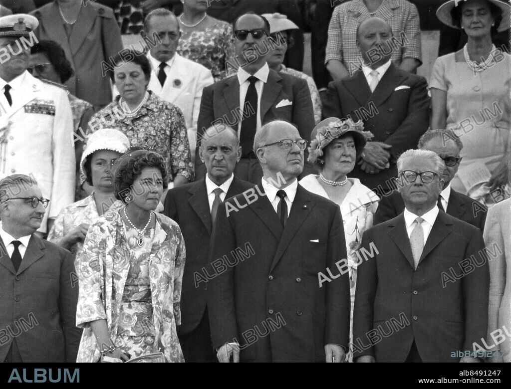ITALIEN ROM 1960-08-25.. Några åskådare under öppningsceremonin vid de olympiska sommarspelen 1960. I främre raden från vänster ses drottning Frederika av Grekland, Avery Brundage, ordförande i Internationella Olympiska Kommittén (IOK), och Giovanni Gronchi, Italiens president.. Foto: Farabola / AB Text & Bilder / SVT / Kod: 5600. Engelsk originalbildtext.. Mapp: Olympia -60.