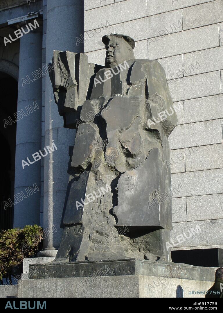 PABLO SERRANO. ESCULTURA DE INDALECIO PRIETO SITUADA EN LA PLAZA DE SAN JUAN DE LA CRUZ ESQUINA AL PASEO DE LA CASTELLANA - 1984.