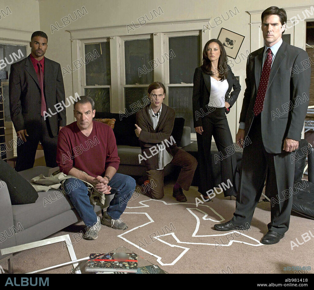 LOLA GLAUDINI, MANDY PATINKIN, MATTHEW GRAY GUBLER, SHEMAR MOORE and THOMAS GIBSON in CRIMINAL MINDS, 2005, directed by CHARLES HAID and FELIX ENRIQUEZ ALCALA. Copyright CBS TELEVISION.