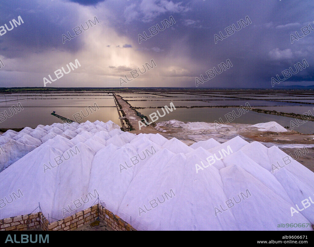 Harvesting artisanal salt piles, Salinas de Levante, Es Trenc-Salobrar Natural Park, Campos, Mallorca, Balearic Islands, Spain.