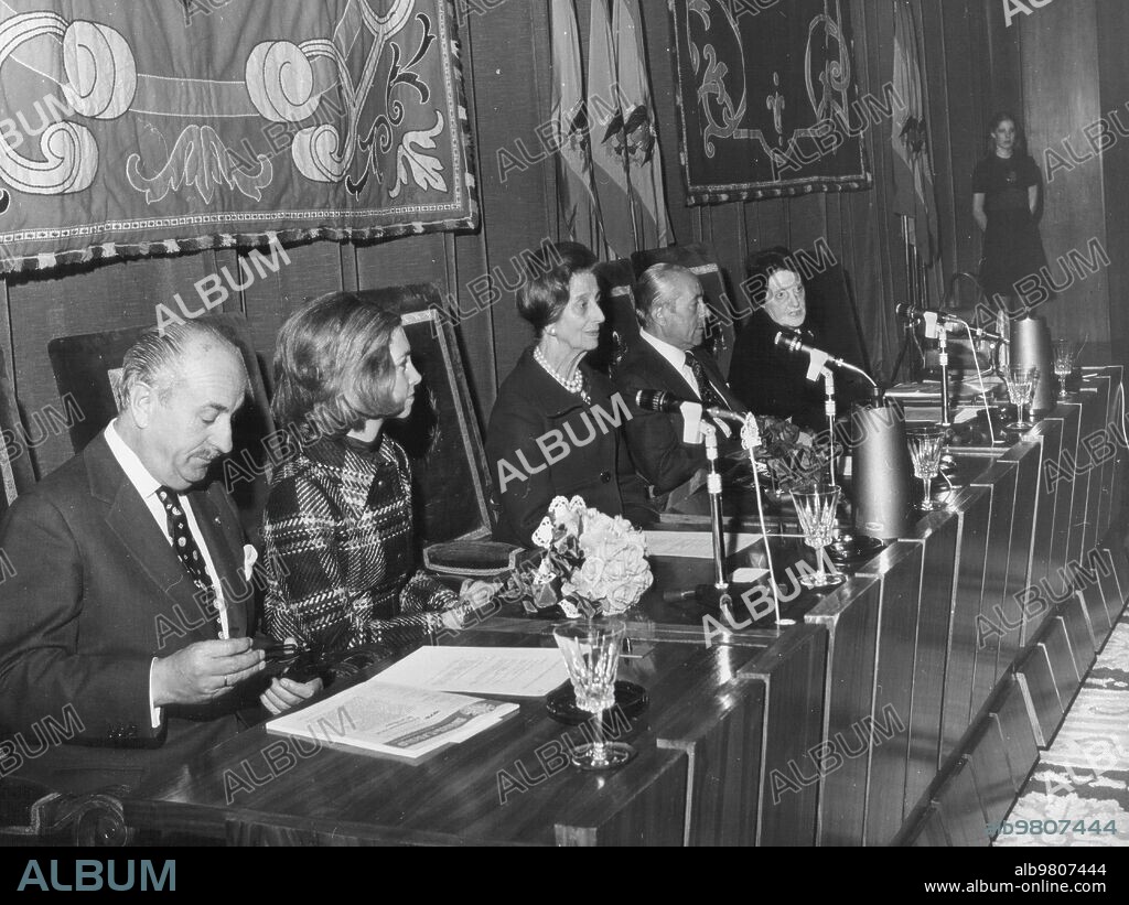 18 febrero 1975. La Princesa doña Sofía, la esposa del jefe del Estado, doña Carmen polo de Franco, el presidente del Gobierno, don Carlos Arias Navarro, y don Alejandro Rodríguez Valcárcel, presidente de las Cortes, durante la ceremonia de inauguración del año internacional de la mujer  en el palacio de Congresos y Exposiciones de Madrid.