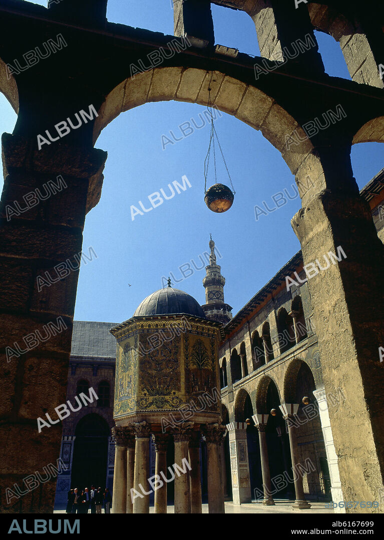PABELLON DEL TESORO EN EL PATIO VISTO A TRAVES DE UN ARCO.