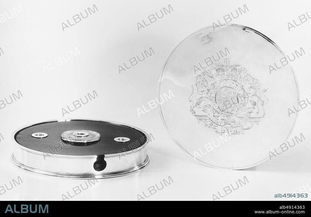 Benjamin Laver, Seal box, British, London, Benjamin Laver (active 17691800), 178384, British, London, Silver, glass, Overall: 1 1/4 × 6 7/8 in. (3.2 × 17.5 cm), Metalwork-Silver.