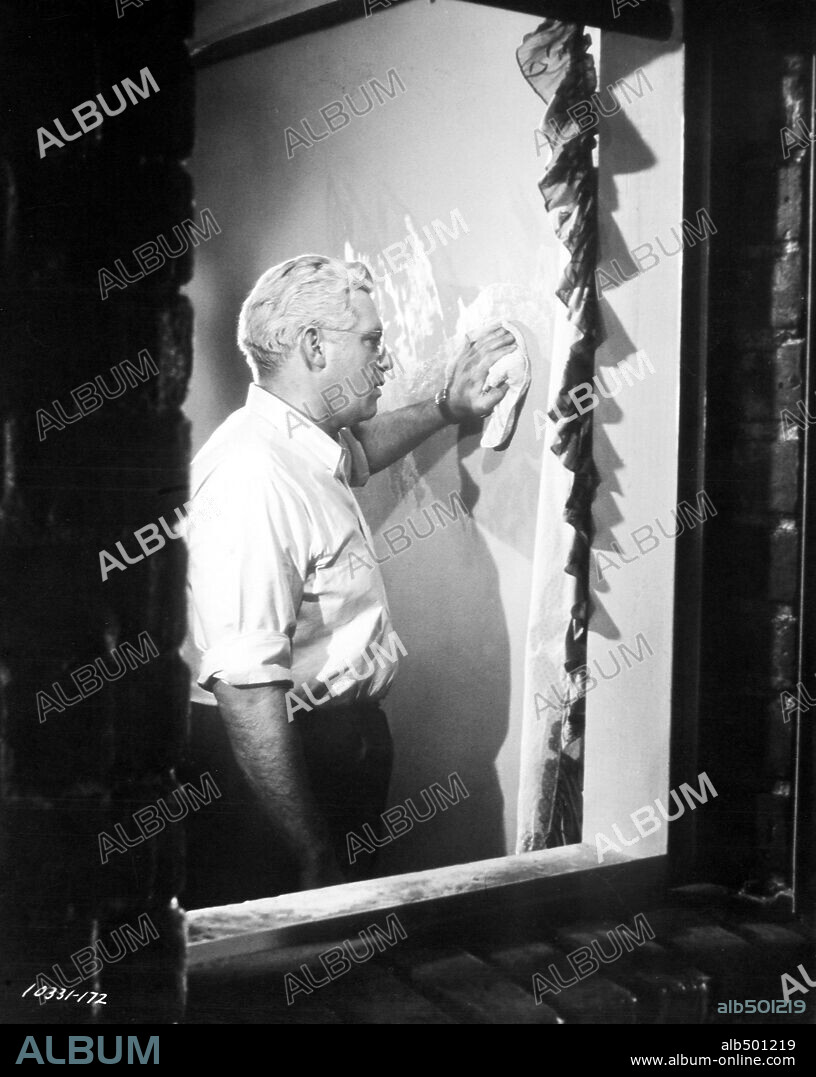 RAYMOND BURR en LA VENTANA INDISCRETA, 1954 (REAR WINDOW), dirigida por ALFRED HITCHCOCK. Copyright PARAMOUNT PICTURES.