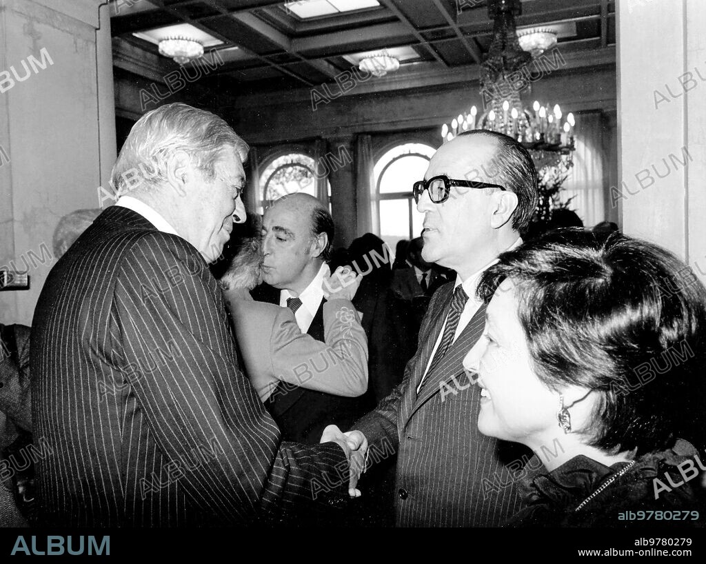 Diciembre 1981. Guillermo Luca de tena saluda al presidente del gobierno Joaquín calvo Sotelo y A su esposa Pilar Ibáñez Martín, durante la recepción A la prensa en el palacio de la Moncloa.