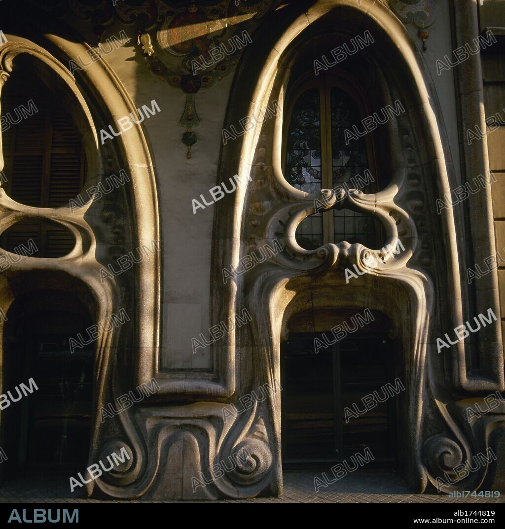 ARTE SIGLO XIX. MODERNISMO. ESPAÑA. VALERI PUPURULL, Salvador (Barcelona, 1873-1954). Arquitecto catalán que, influído por Gaudí, crea una obra de un decorativismo exhuberante. CASA COMALAT. Edificio de viviendas (1909-1911) con formas barrocas y peculiar cromatismo. Detalle de PUERTA Y VENTANA. (Avenida Diagonal, 442). BARCELONA. Cataluña.