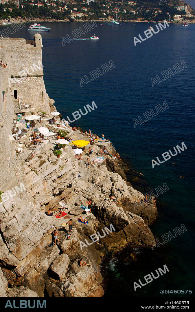 CROACIA. DUBROVNIK. Vista de la muralla con terrazas al mar.