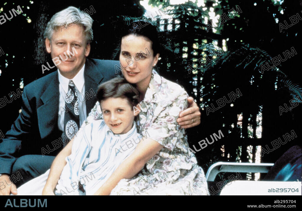ANDIE MacDOWELL and BRUCE DAVISON in SHORT CUTS, 1993, directed by ROBERT ALTMAN. Copyright SPELLING FILMS INTERNATIONAL.