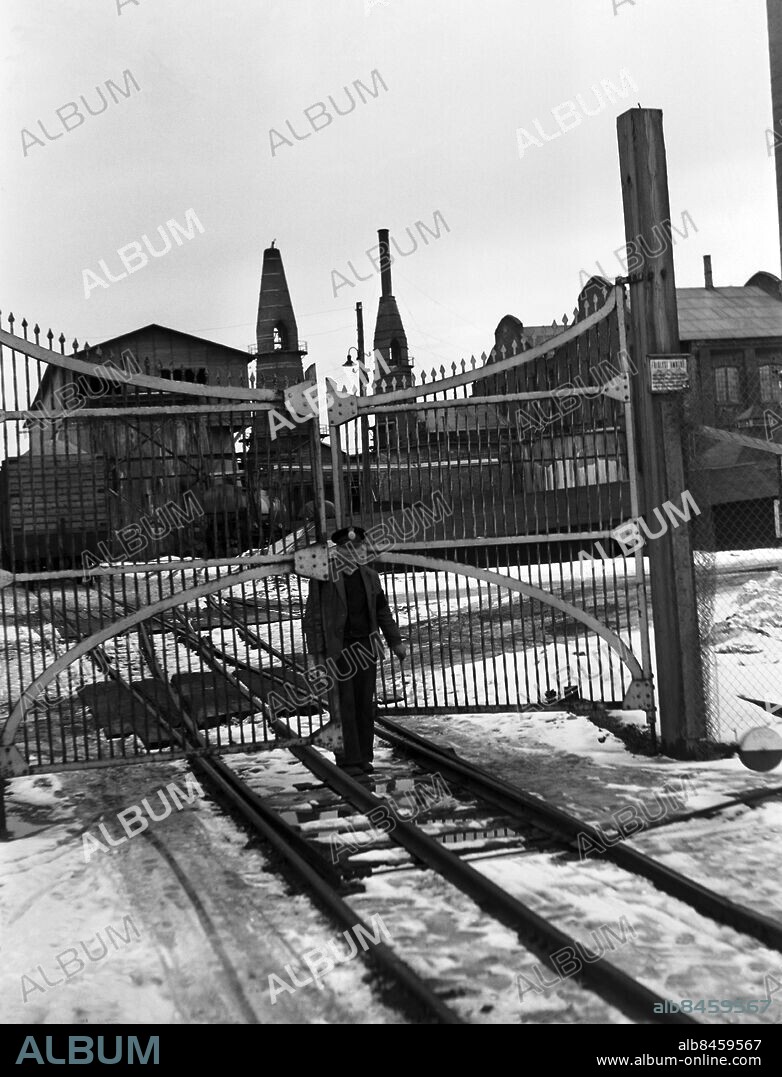 ARKIV 1943 . Porten till Iggesunds bruk i Hudiksvalls kommun i Hälsingland.. Iggesund paper mill.. Foto: TT / Kod 1900.