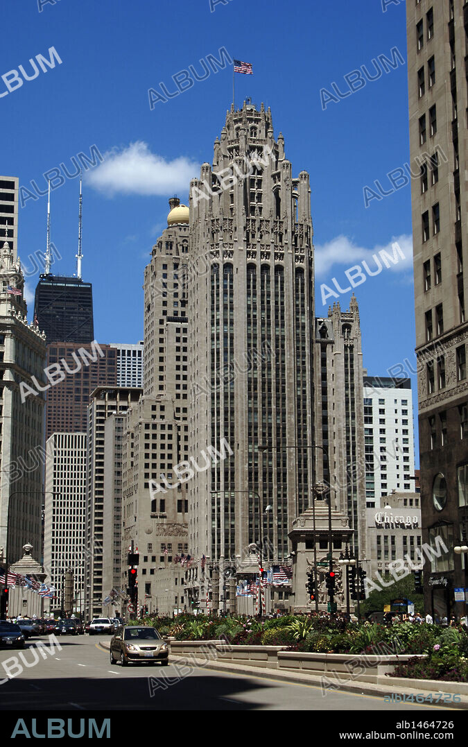 ESTADOS UNIDOS. CHICAGO. Vista de la sede del periódico "CHICAGO TRIBUNE" (fundado a mediados del siglo XIX), situada en un rascacielos erigido en 1922 en la Avenida Michigan. Estado de Illinois.