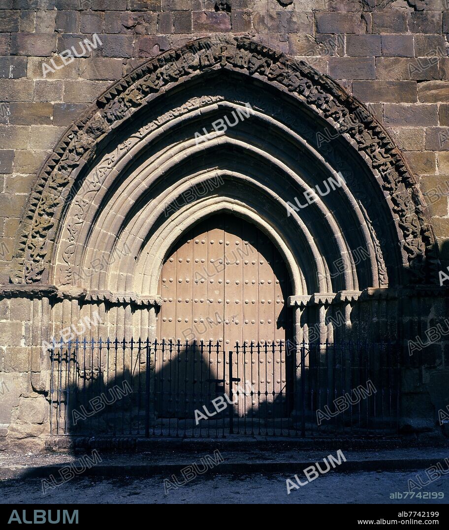IGLESIA PARROQUIAL DE NUESTRA SEÑORA DE LA GRANADA-PORTADA PONIENTE.