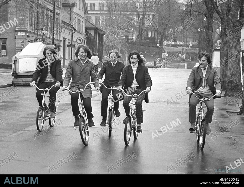 STOCKHOLM 19670510 . Popgruppen Hep Stars spelar in de avslutande scenerna, utanför Gröna Lund, till sin kommande långfilm. Från vänster: Janne Frisk, Benny Andersson, Lennart Hegland, Svenne Hedlund och Christer Petterson. Foto: Olle Lindeborg / TT / Kod: 190.