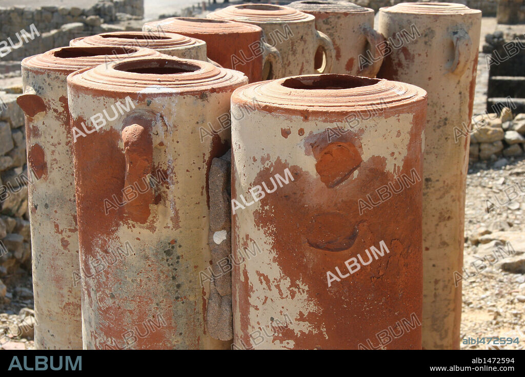ARTE GRIEGO. ESPAÑA. FILTROS DE AGUA (s. III a. C.). Las ánforas poseen un orificio en la base y debían estar llenas de materiales filtrantes como arena, grava, etc. NEAPOLIS GRIEGA. Empúries. Provincia de Girona. Comarca del Alt Empordà. Cataluña.
