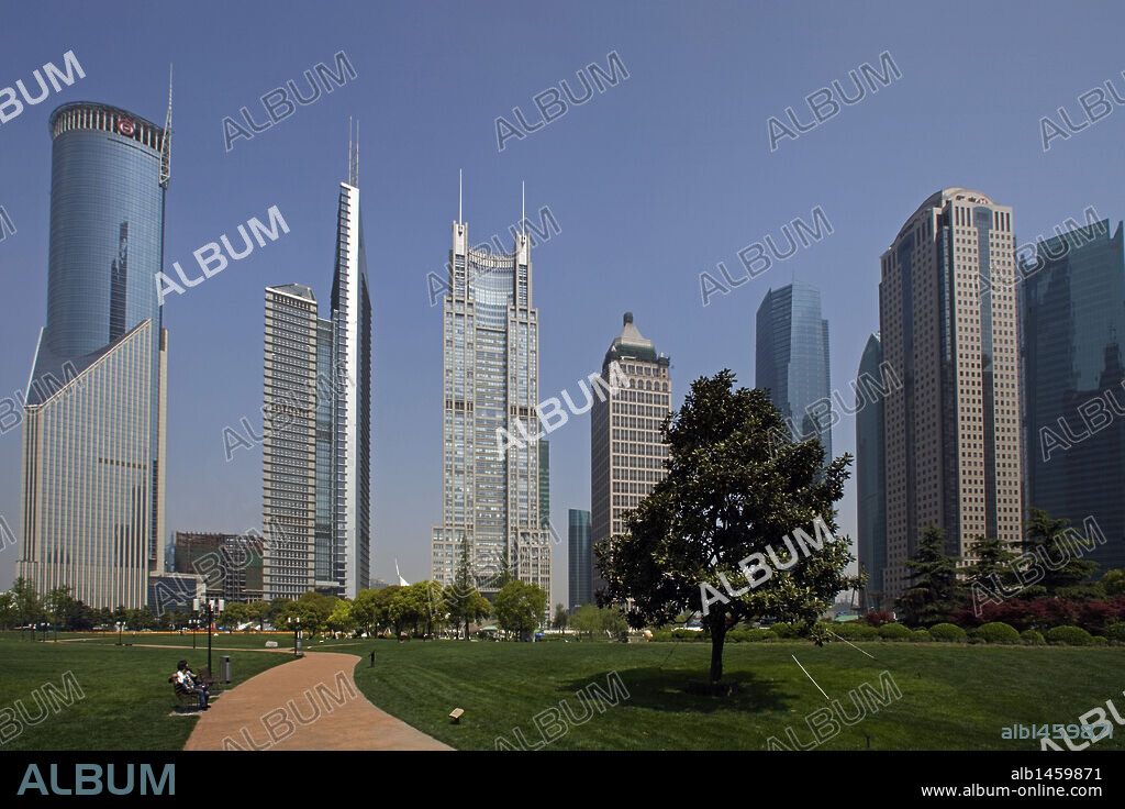 CHINA. SHANGHAI. Vista de los rascacielos del DISTRITO FINANCIERO DE LUJIAZUI, en la zona de PUDONG.
