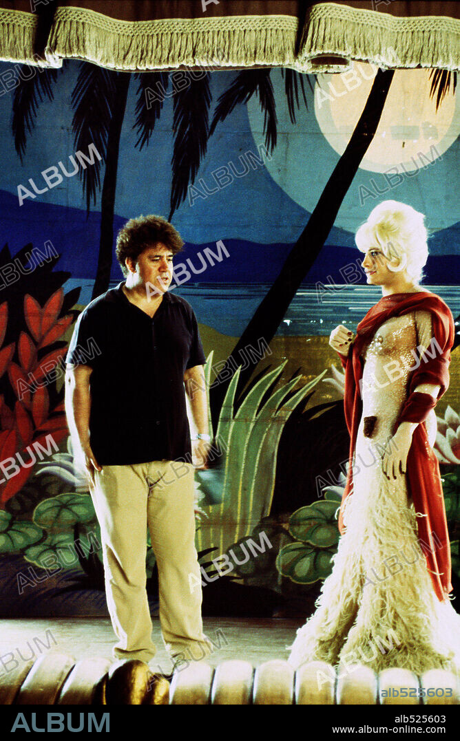 GAEL GARCIA BERNAL y PEDRO ALMODOVAR en LA MALA EDUCACION, 2004, dirigida por PEDRO ALMODOVAR. Copyright EL DESEO S.A.